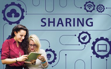 Dijital tablet kullanan kız öğrenciler