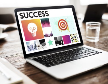 Laptop ahşap masada.