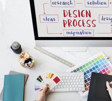 Ofiste bilgisayar olan kadın