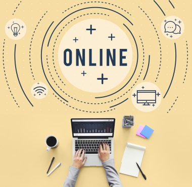 laptop ile çalışan kişi 