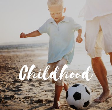 Baba oğul top oynuyorlar.