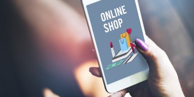 Mobil tutan eller kadın