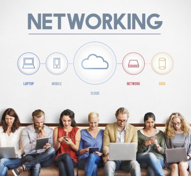 aygıtlar ve ağ ile insanlar oturup