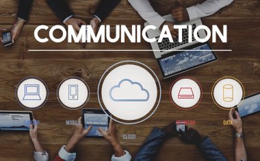 Bir grup insan birlikte çalışma 