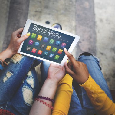 Dijital tablet kullanan kız öğrenciler