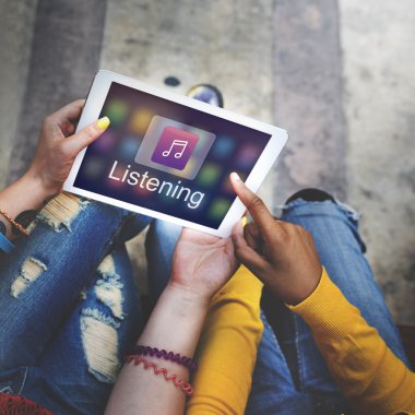 Dijital tablet kullanan kız öğrenciler