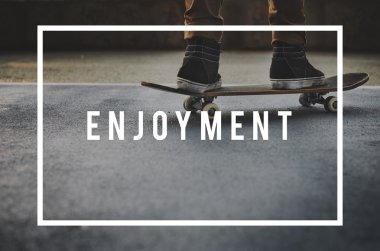 kaykay üzerinde kişini