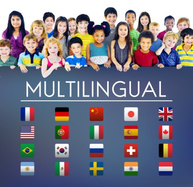 Gülümseyen şirin farklı çocuklar