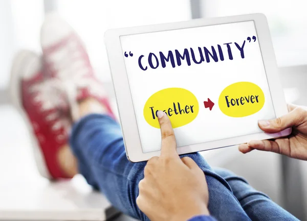 Person surft auf digitalem Tablet — Stockfoto