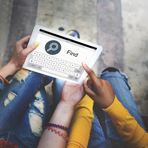 Niñas estudiantes usando tableta digital — Foto de Stock