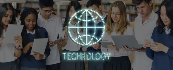 Studenten stöbern in digitalen Gadgets — Stockfoto