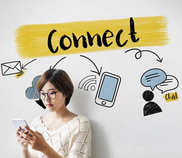 Asiatico ragazza cercando su telefono schermo — Foto Stock