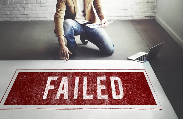 Homme d'affaires travaillant avec Failed — Photo