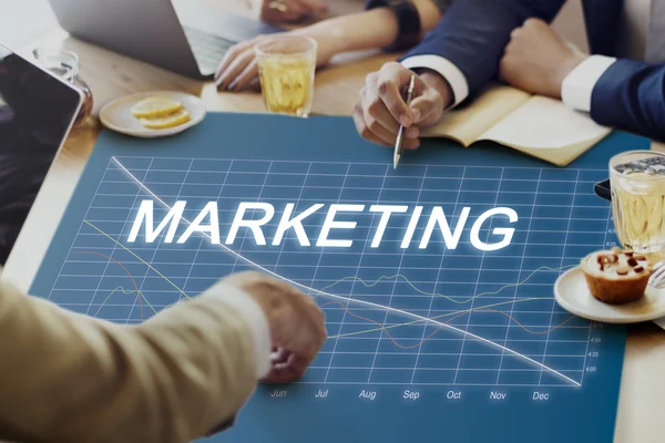 Menschen diskutieren über Marketing — Stockfoto