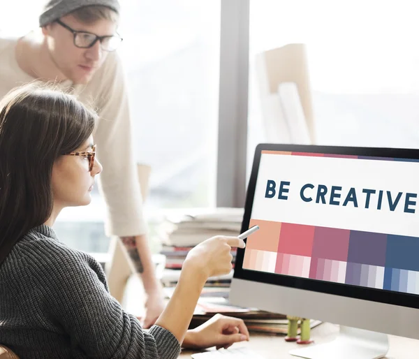 Mujer mostrando en monitor con ser creativo — Foto de Stock