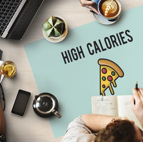 Table avec poster à haute teneur en calories — Photo