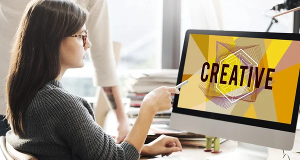 Mulher mostrando no monitor com criativo — Fotografia de Stock