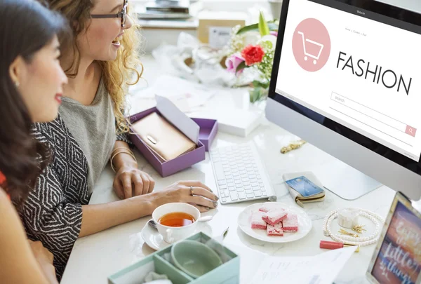 Jonge vrouwen praten en lachen — Stockfoto