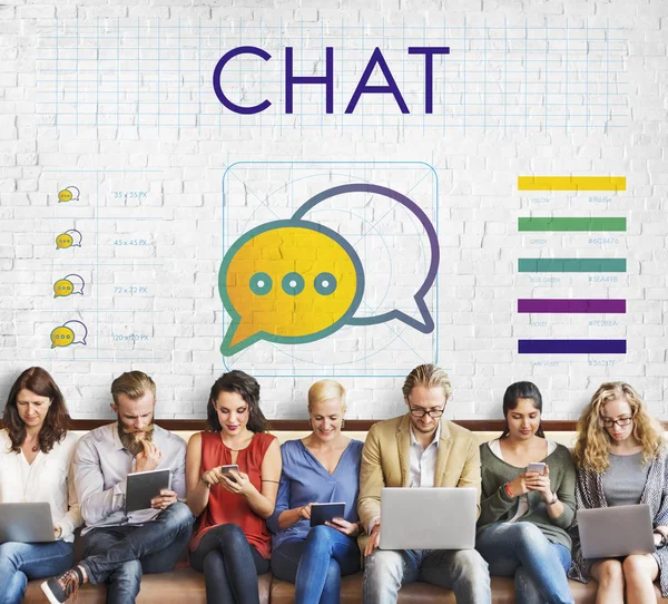 Persone sedersi con i dispositivi e Chat — Foto Stock