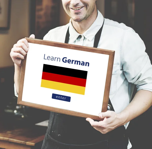 Barista mit hölzerner Informationstafel — Stockfoto