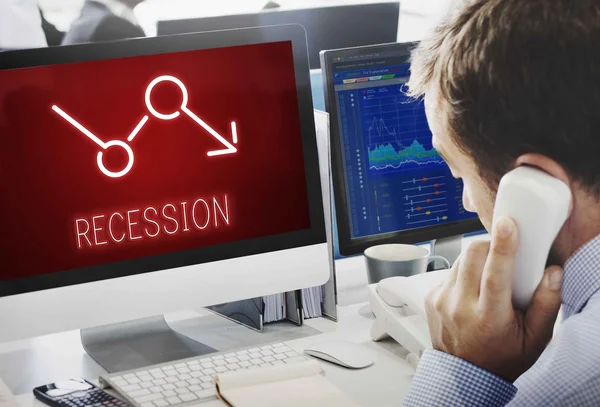Hombre de negocios que trabaja en la computadora con recesión — Foto de Stock