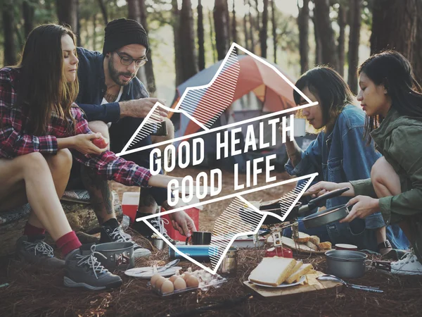 Freunde kochen draußen im Wald — Stockfoto