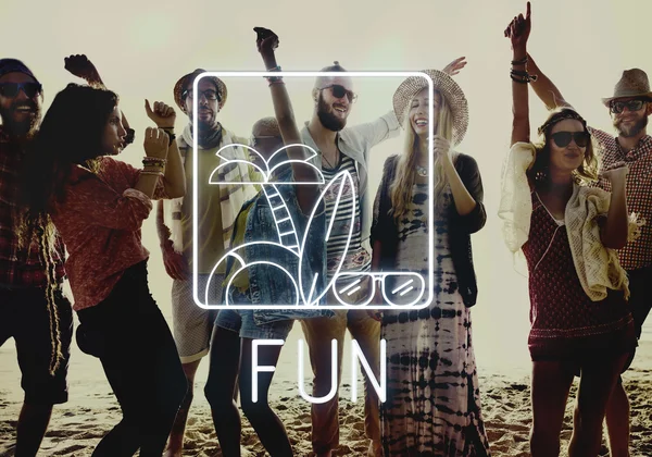 Amigos se divertem na festa na praia — Fotografia de Stock