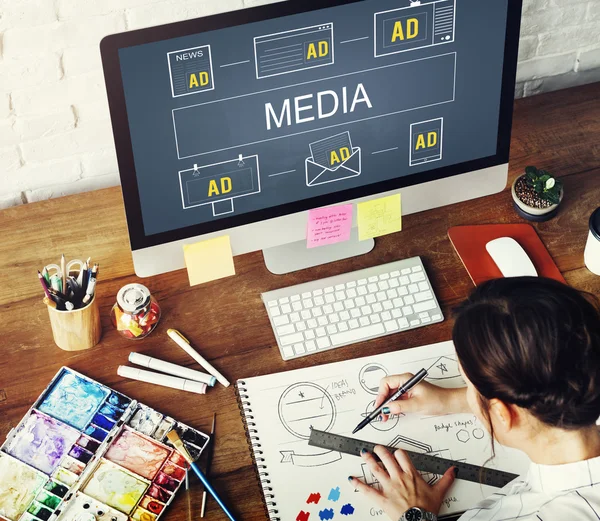 Chica joven que trabaja en el estudio de diseño — Foto de Stock