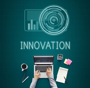 laptop ile çalışan kişi 