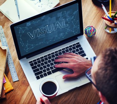 dizüstü bilgisayar kullanan adam