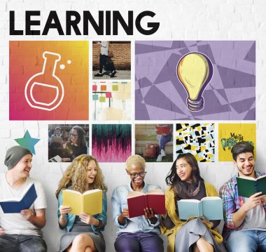 Gençler holding kitaplar