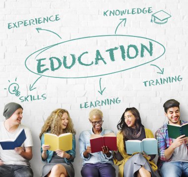 Gençler holding kitaplar