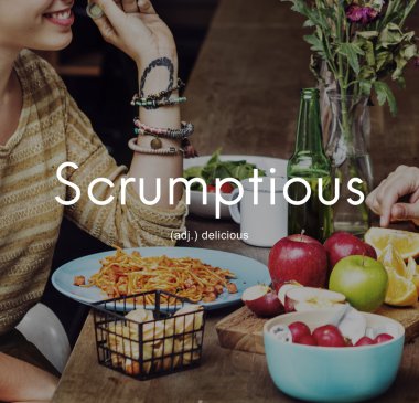 İnsanlar yemek yiyor.