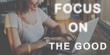 Kafede dizüstü bilgisayarı olan genç bir kadın.