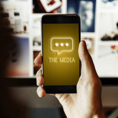 Akıllı telefon tutan adam.