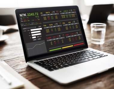 çalışma alanı tablo üstünde laptop  