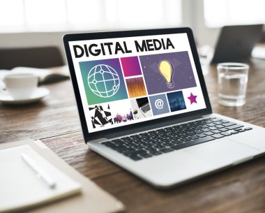 Laptop ahşap masada.