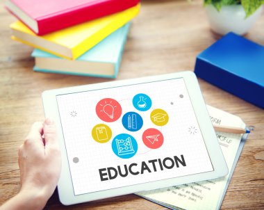 kişi holding dijital tablet