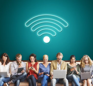 aygıtlar ve wifi ile insanlar oturup