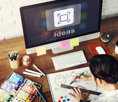 Genç kız çalışma tasarım stüdyosu