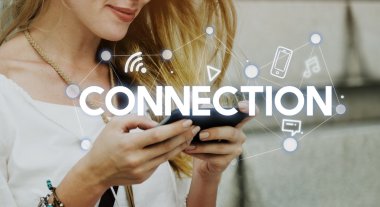 cep telefonu kullaranarak lady