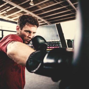 Kutusu egzersiz yapan erkek