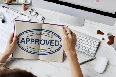 Ofiste bilgisayar olan kadın