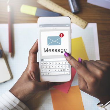 Mobil tutan eller kadın 