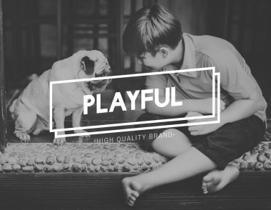 Köpeğiyle oturan çocuk