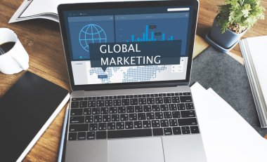çalışma alanı tablo açılan laptop