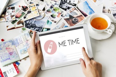 Dijital tablet tutan kadın