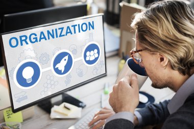 bilgisayarla çalışma iş adamı