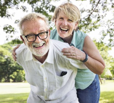 Olgun çift birbirlerine kucaklayan