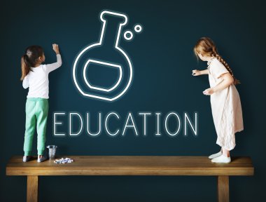 Yazı tahtası üzerinde çizim sevimli küçük kız